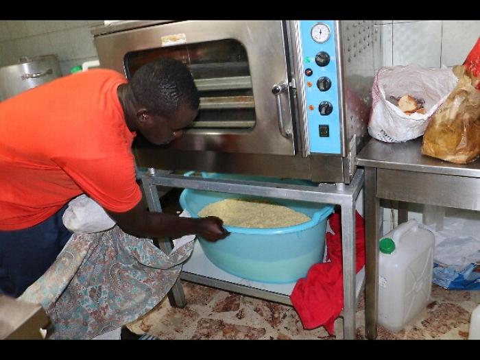 Cambia canonica, migranti mi disturbano