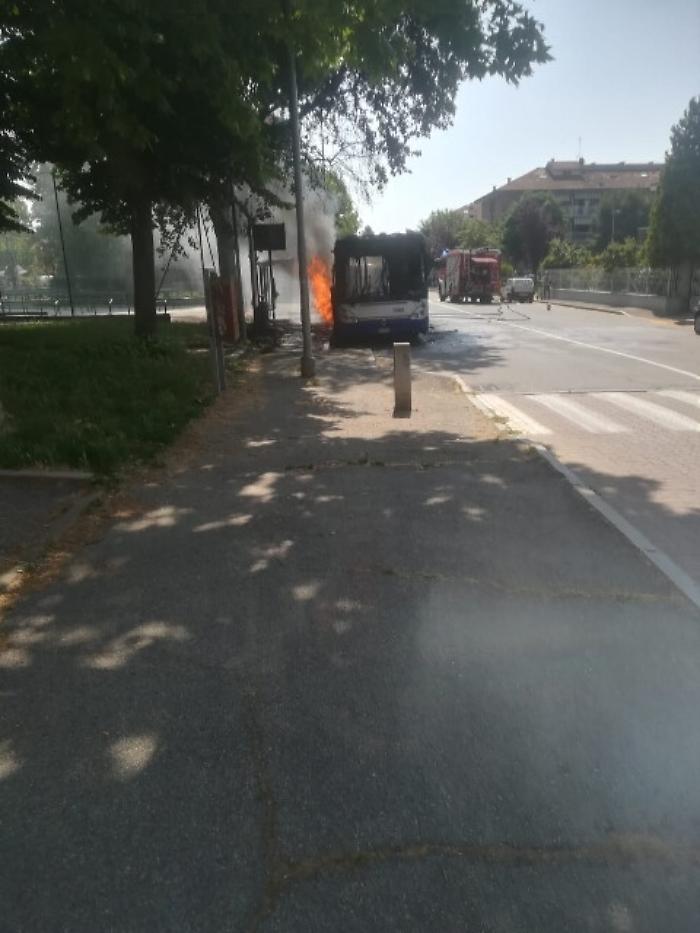 Bus in fiamme, ferito vigile del fuoco