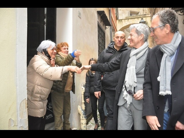 Baglioni passeggia a Sanremo, ora d'aria