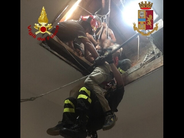 Cade da tetto e resta appeso, salvato