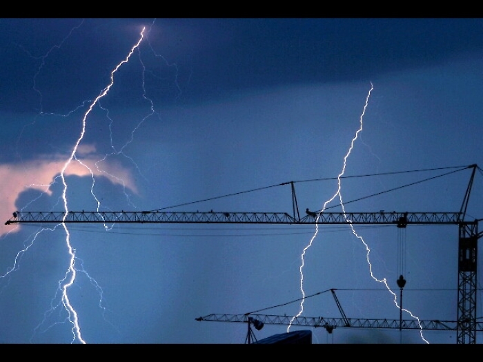 Colpito da fulmine in spiaggia, salvato