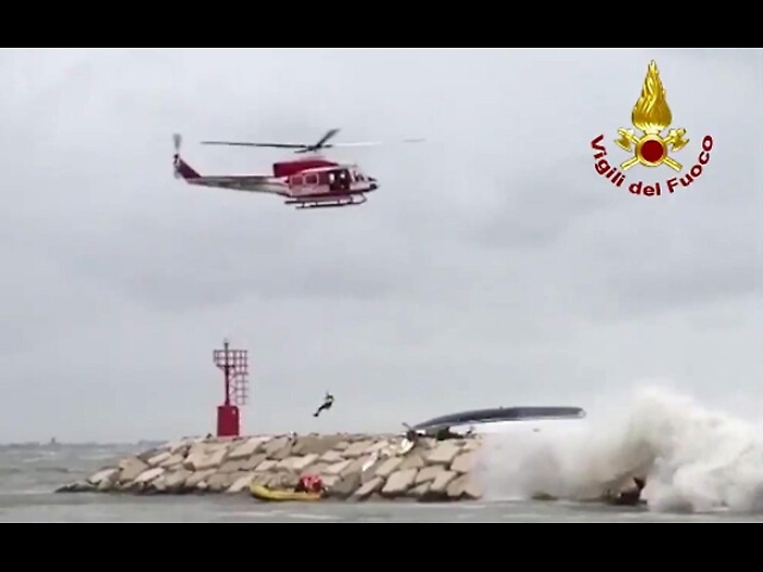 Barca su scogli, un morto e 3 dispersi