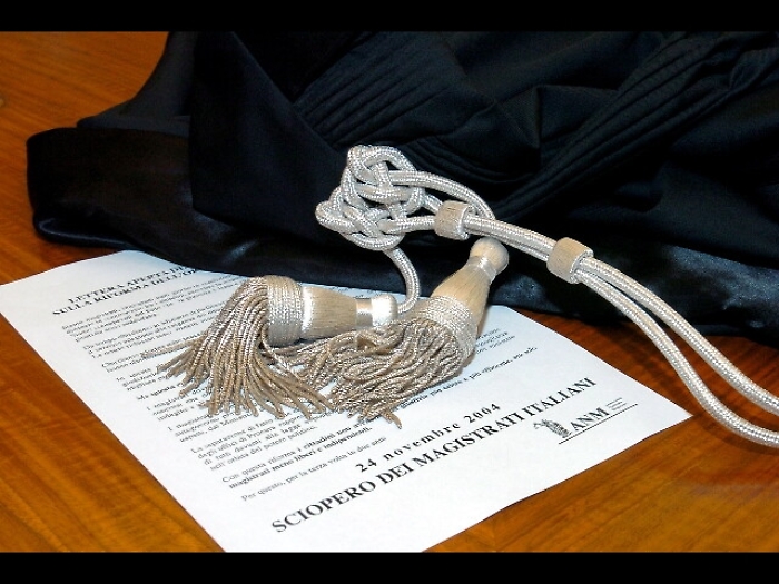 Abusi su figliastre, nuovo a processo