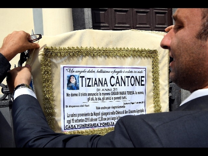 Suicida video hard, la madre attacca