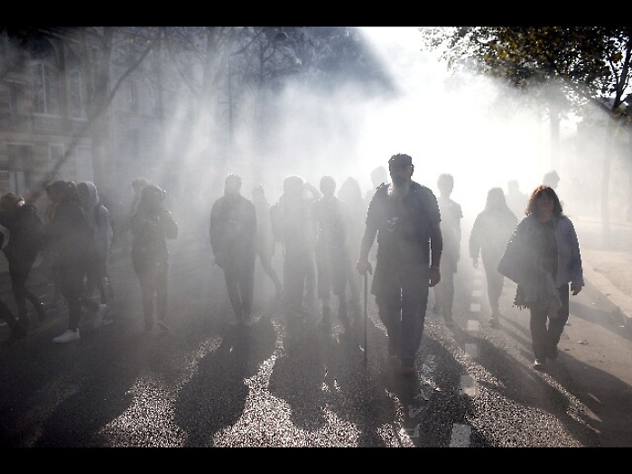 Lacrimogeni al corteo anti-Macron