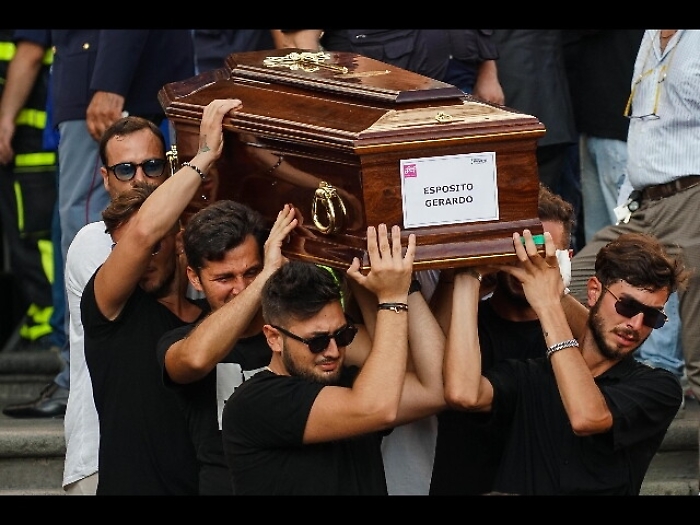 Crollo ponte:padre vittima,ora monumento