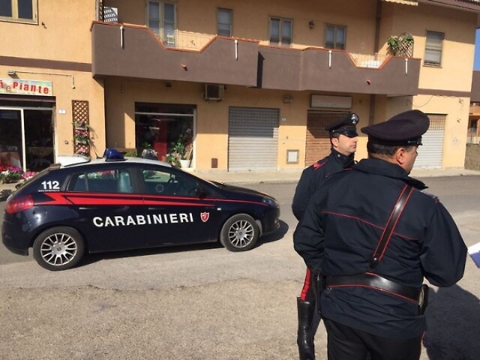 Accoltella carabiniere e si barrica casa