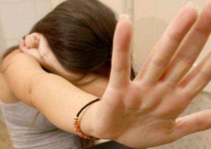 Catania, "avances" a una minorennesotto la doccia: arrestato marocchino