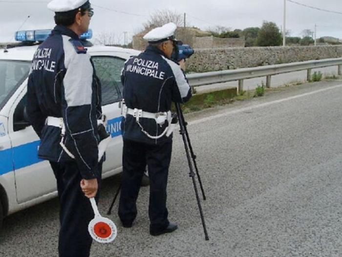 Menfi, la polizia locale piazza l&rsquo;autovelox e indica il luogo su Facebook