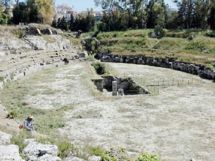 Sacchi neri e ramazza, l'Anfiteatro Romano ripulito dai volontari