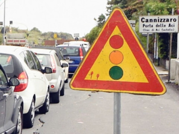 Riviera dei Ciclopi, si fermano i  lavori del collettore. I cittadini: &laquo;Ma era proprio il caso?&raquo;