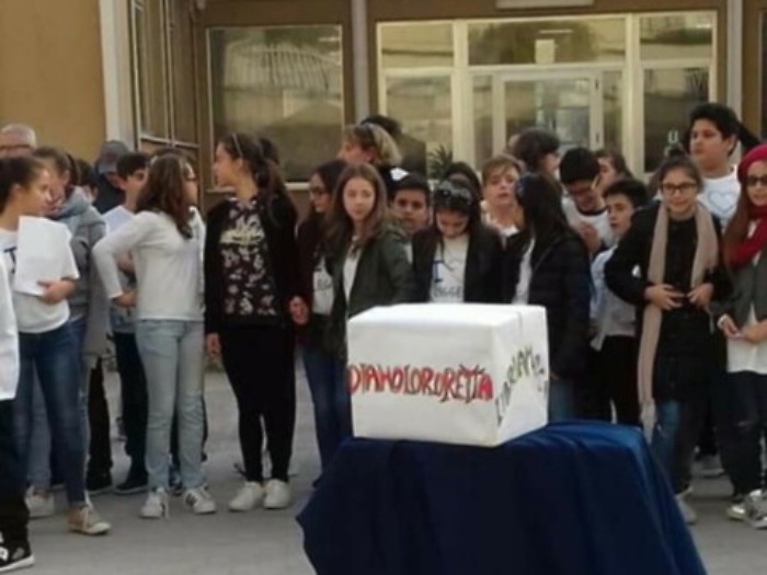 Piazza Armerina, raccolti 270 euro in monetine per aiutare 2 migranti a studiare