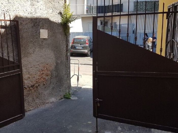 Catania, chiama un fabbro e chiude strada pubblica con un cancello