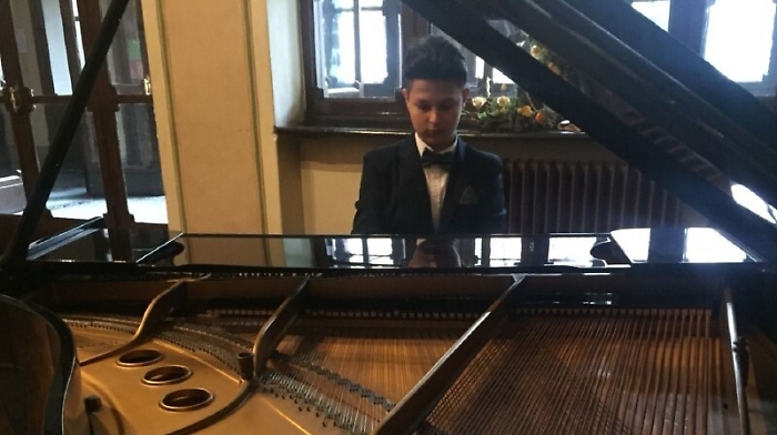 Roberto Adamov, quando i tasti di un pianoforte suonano grazie alla solidariet&agrave;