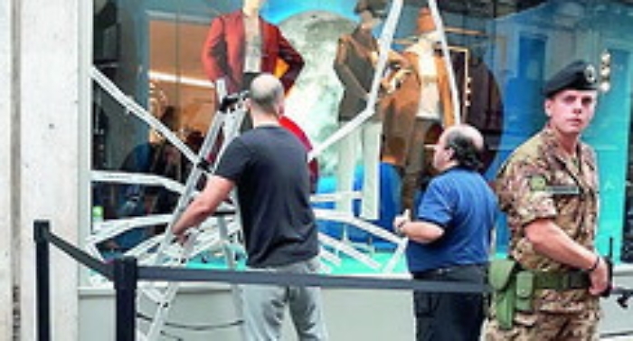 Catania, rissa in via Etnea tra due colombiane: vetrina spaccata