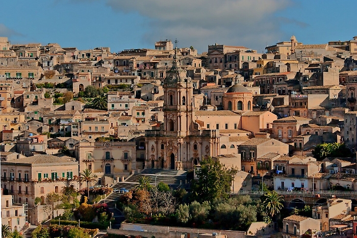 Modica, droga ceduta pure a minori e davanti alle scuole: nove arresti 