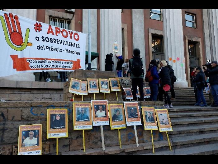Abusi su bimbi sordi, 2 preti a processo