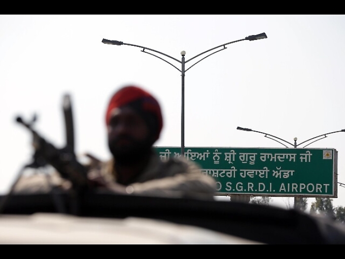 Pakistan e India chiudono spazio aereo