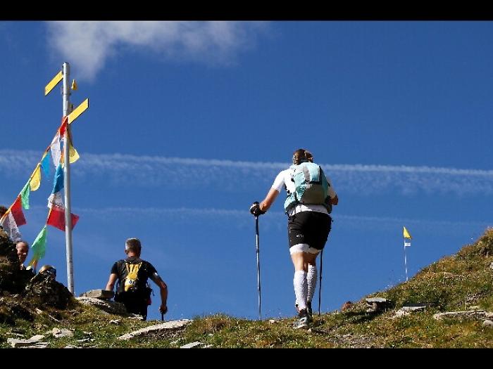Runner donna batte uomini in montagna