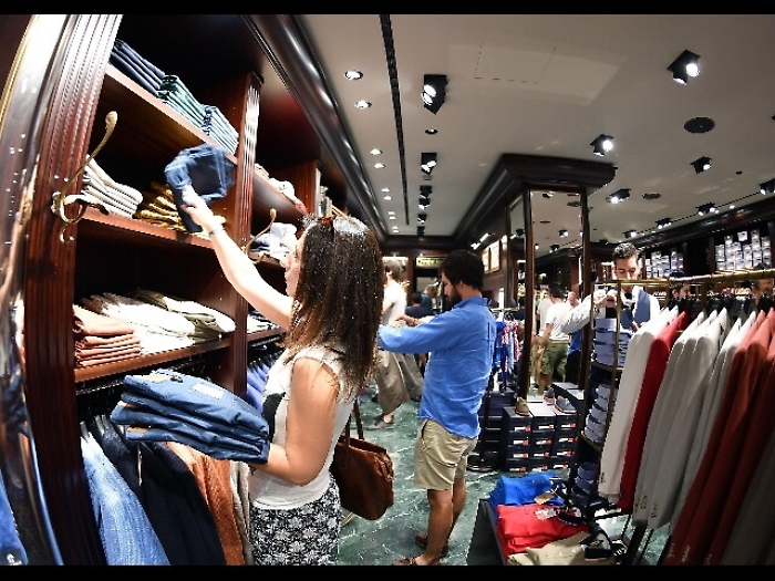 Commercio, a maggio +0,8% vendite