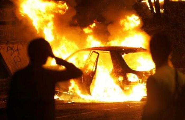 Notte di paura in via Pascoli: auto in fiamme si sposta e ne travolge un&rsquo;altra 