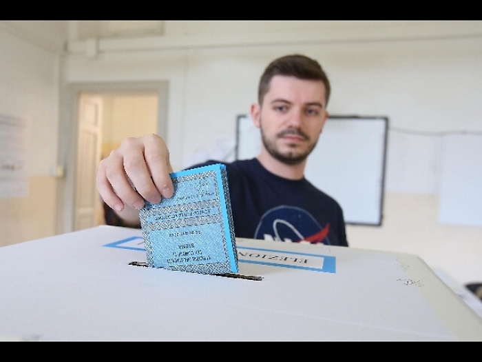 Cadono roccaforti rosse, volano Lega-Cd