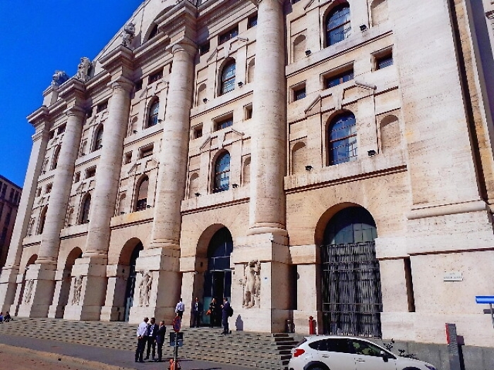 Borsa: Milano allunga il passo (+0,8%)