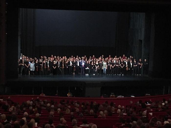 Regio, pubblico applaude lavoratori