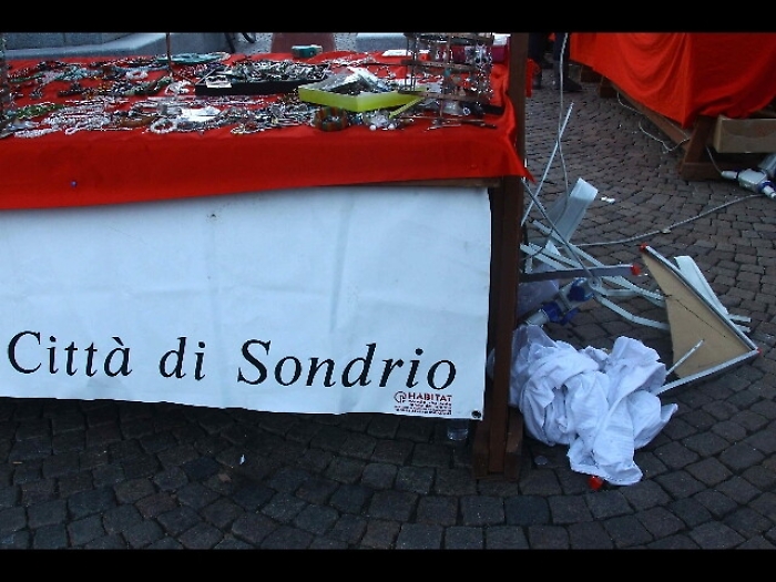 Travolge passanti con auto, trasferito