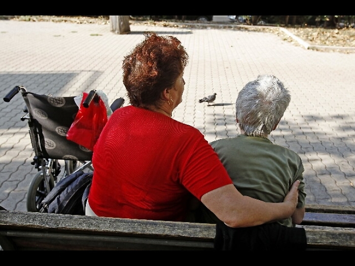 Picchia anziana, arrestata badante