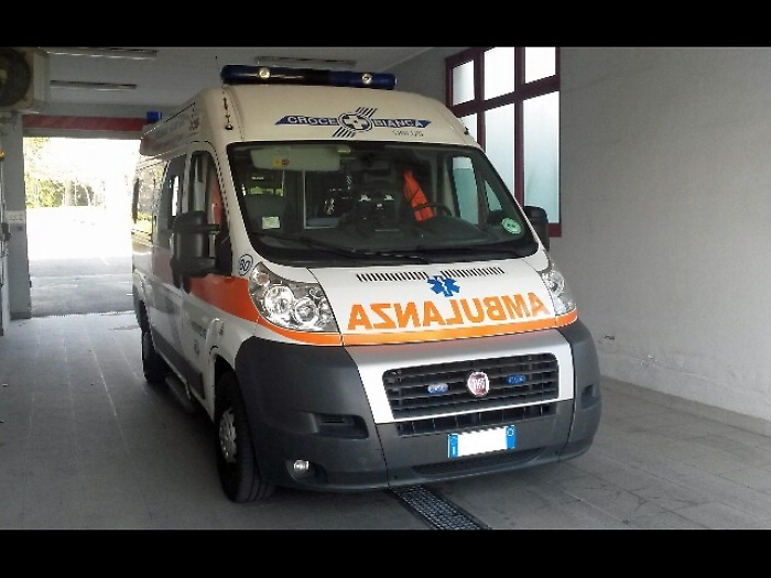 Auto travolge 5 persone a Roma, 2 gravi