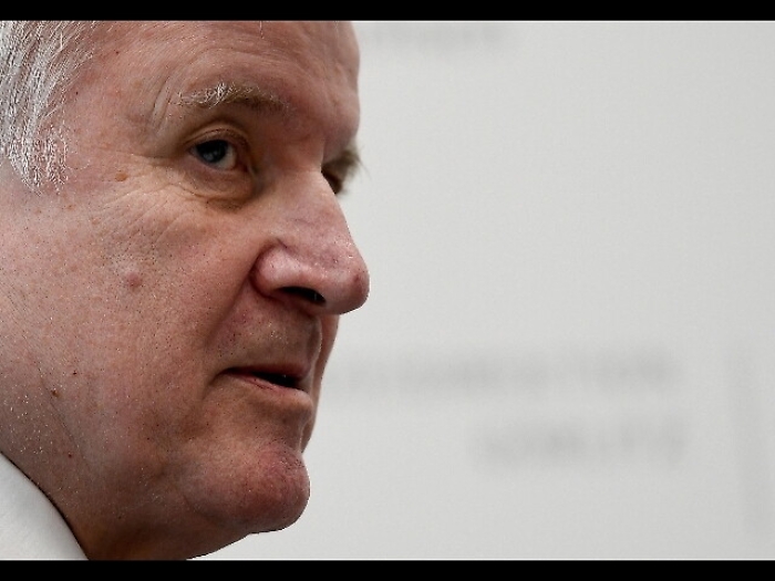 Germania: Seehofer lascia presidenza Csu