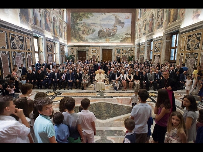 Papa: famiglia &egrave; una sola, uomo e donna