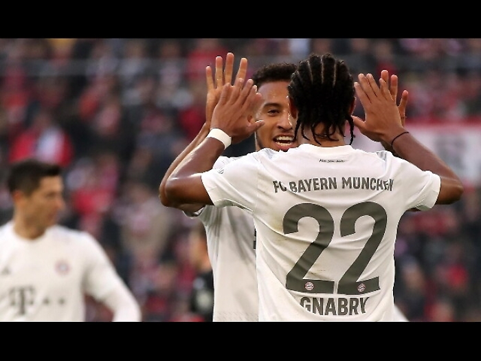 Moenchengladbach atterra e il Bayern si avvicina