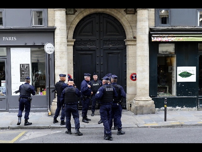 Due agenti accoltellati a Parigi