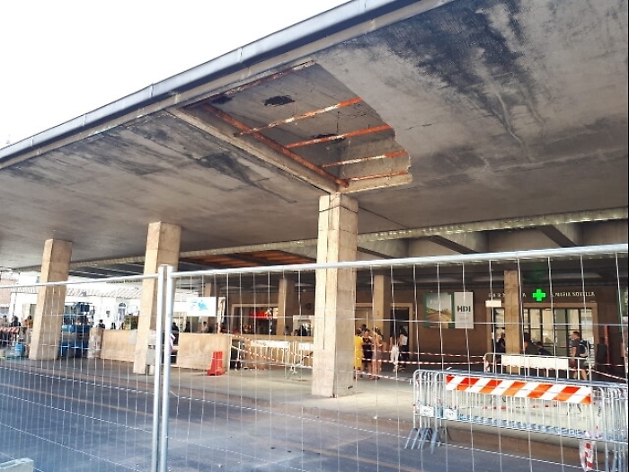 Crollo pensilina,camion urta impalcatura