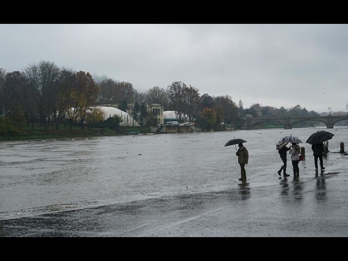 Piena del Po a Torino, chiusi i Murazzi