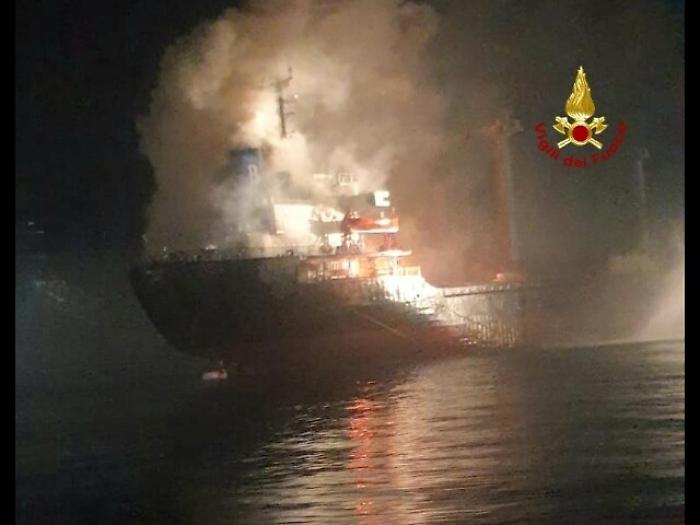 Fiamme su nave cargo al largo Chioggia