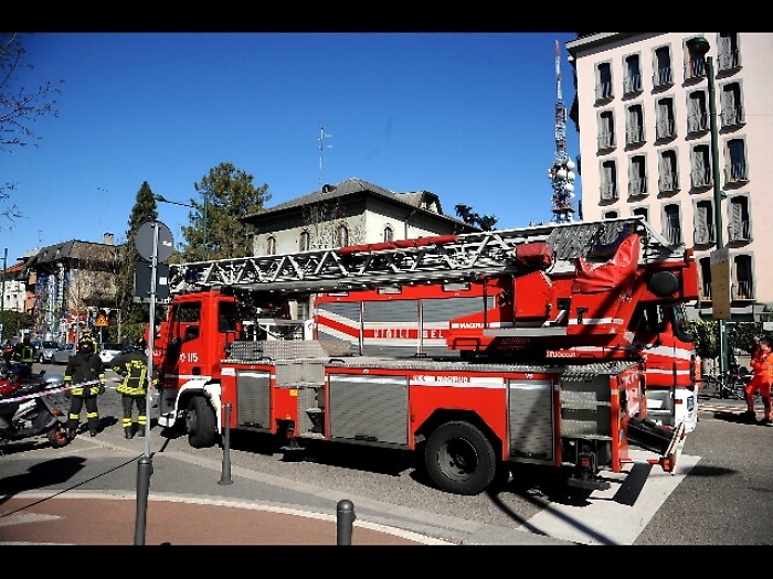 Disoccupato 27enne scende da traliccio
