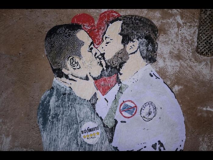 A Roma murales,bacio tra Salvini-di Maio