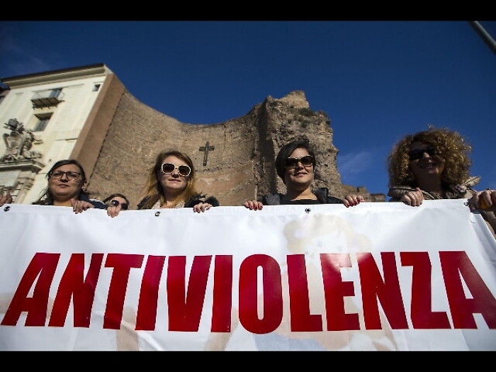 Operaio picchia moglie davanti a figlio