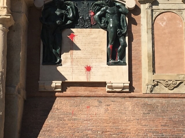 Imbrattato monumento su Comune Bologna