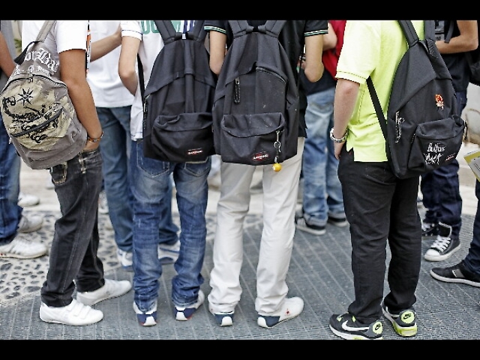 Estorcono soldi a scuola, 5 indagati