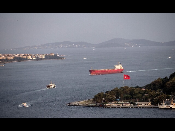 Scontro tra 2 cargo al largo di Istanbul