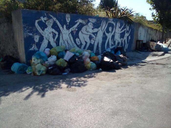 Rifiuti sfregiano strada Scavi Ercolano