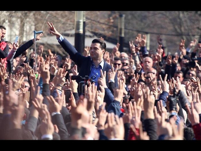 Nuove tensioni fuori Parlamento Tirana