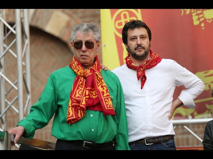 Nella Lega volano gli stracci: i 49 milioni spariti e la prescrizione per Bossi e Belsito, il senatur: &laquo;Vicenda cavalacata da altri&raquo;