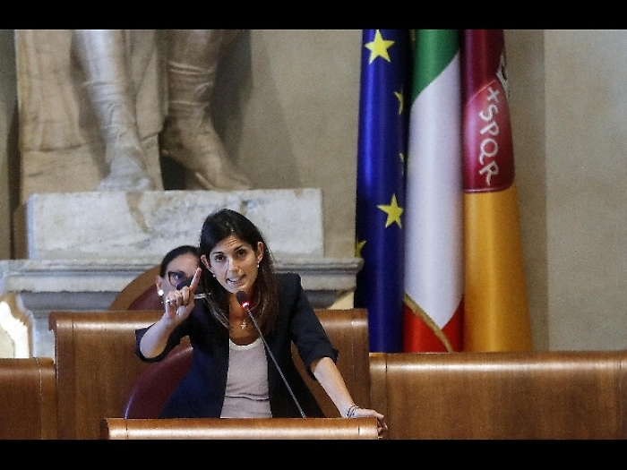 Rifiuti Roma: Raggi, Ama resta pubblica