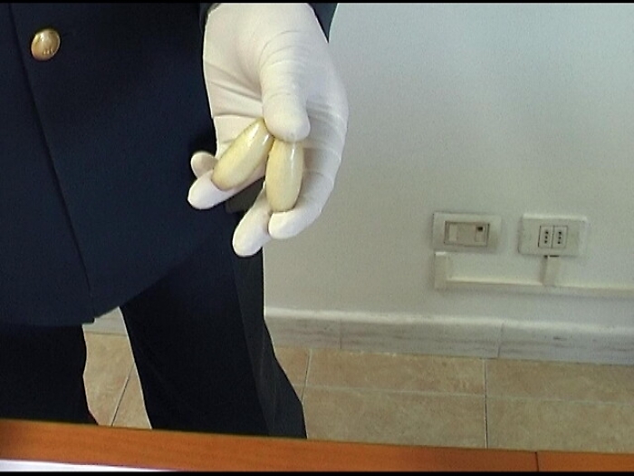 Corriere droga si salva da rottura ovulo