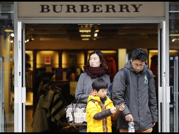 Burberry non brucer&agrave; pi&ugrave; invenduto
